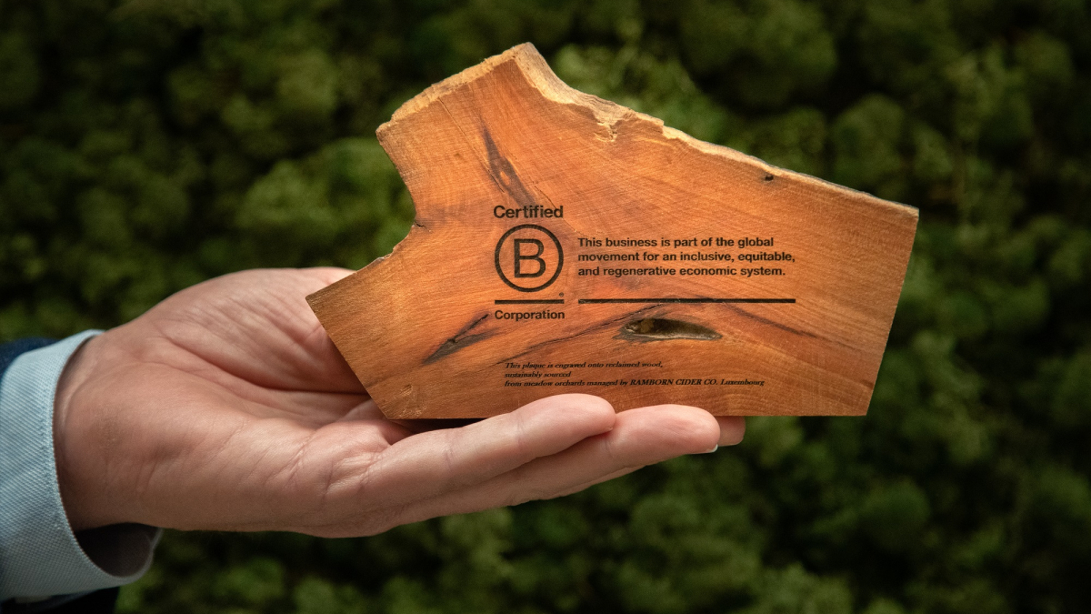 B-Corp-Certificering-in-hand (5).jpg