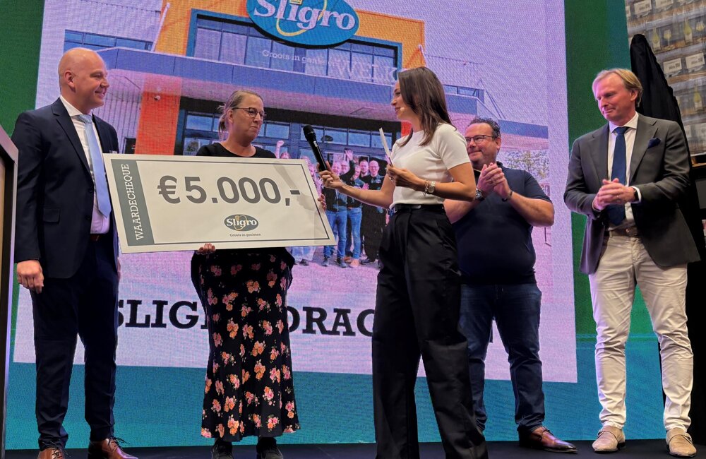 Cheque voor De Fûgelhelling_heropening Sligro Drachten.jpg