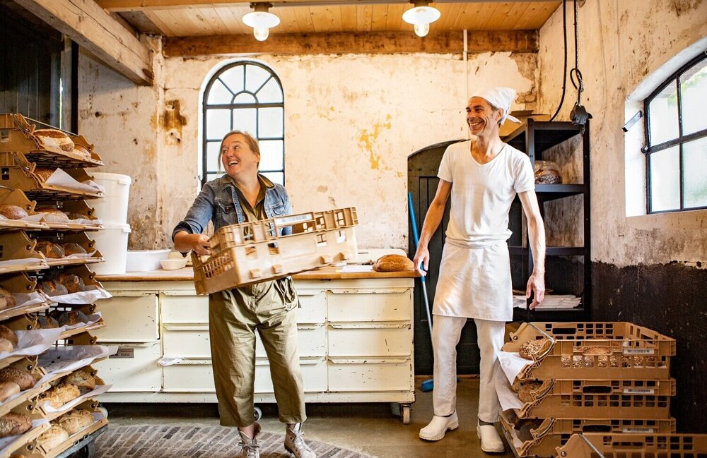 Juliette Borggreve en Rene van der Veer sorteren het brood in de bakkerij van de Veldkeuken door liesbeth paardekooper.jpg