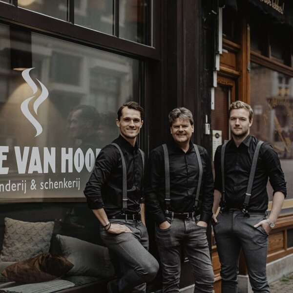 Koffie van Hoorn exterieur met eigenaren.jpg