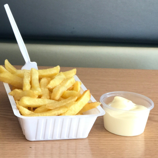 ProFri - plastic frietbakje en sauscup.jpg