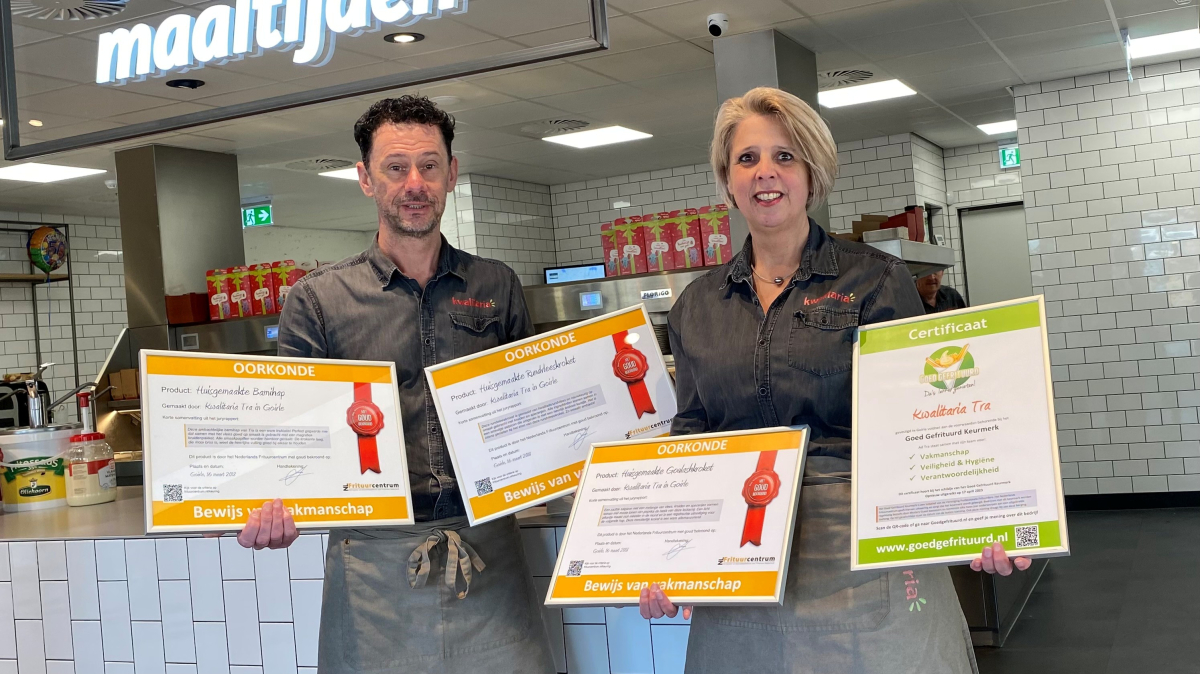 Ad en Cindy Tra van Cafetaria Tra in Goirle met oorkondes en certificaat.jpg
