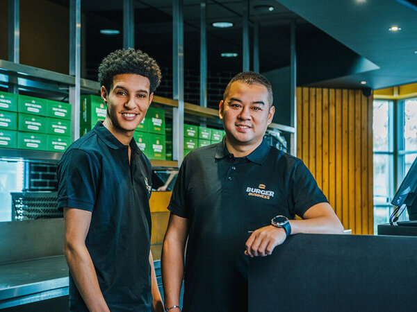 Burger-Business-Almere-Ondernemers-Anass links Homing rechts.jpg