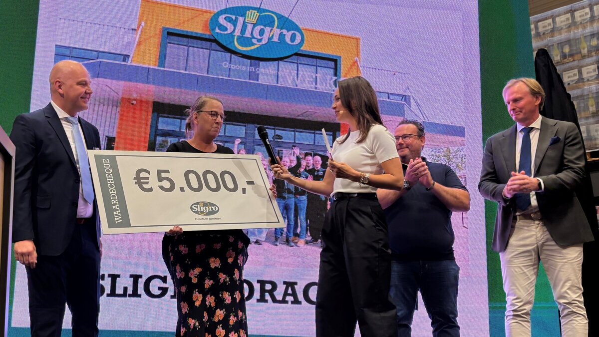 Cheque voor De Fûgelhelling_heropening Sligro Drachten
