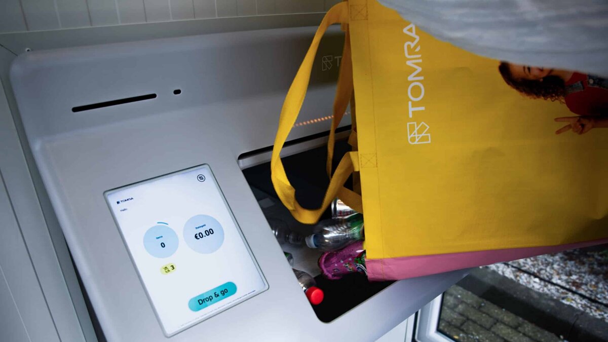 Flessen-en-blikjes-inleveren-bij-TOMRA-R2-kiosk-scaled.jpg