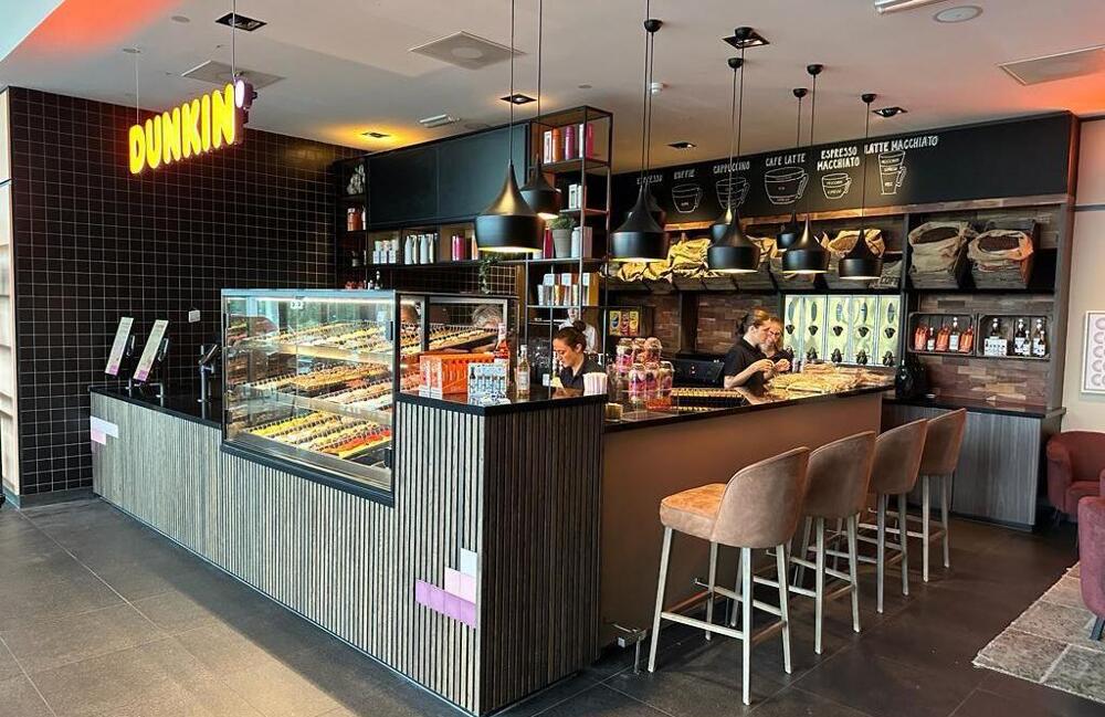 Dunkin store Van der Valk Hotel Hoorn.jpg