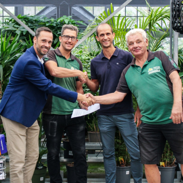 Ondertekening samenwerking Tuincentrum Peer statiegeld innamepunt Brand Masters Statiegeld Nederland 14-9-2023.jpg