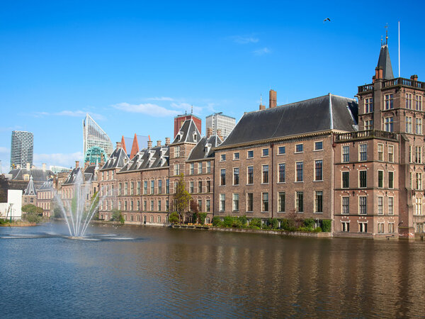 Binnenhof Den Haag iStock-525938483.jpg