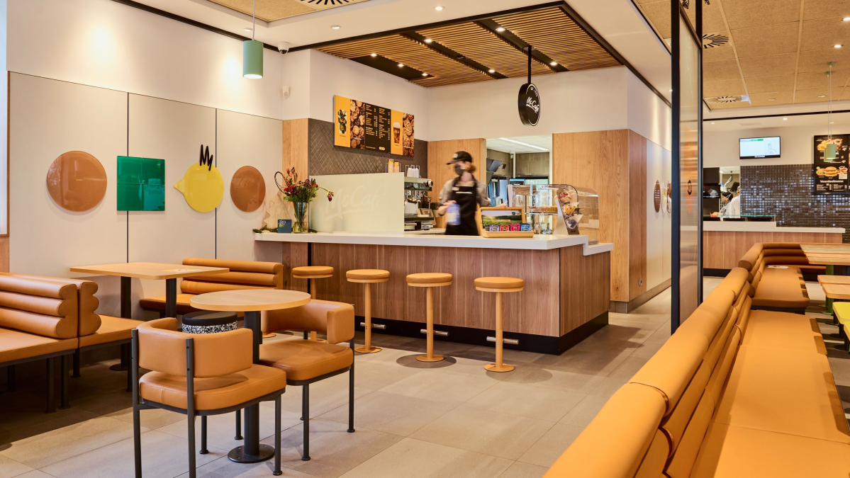 foto-3-mcdonalds-restaurant-dokkum-verwelkomt-haar-eerste-gasten.jpg