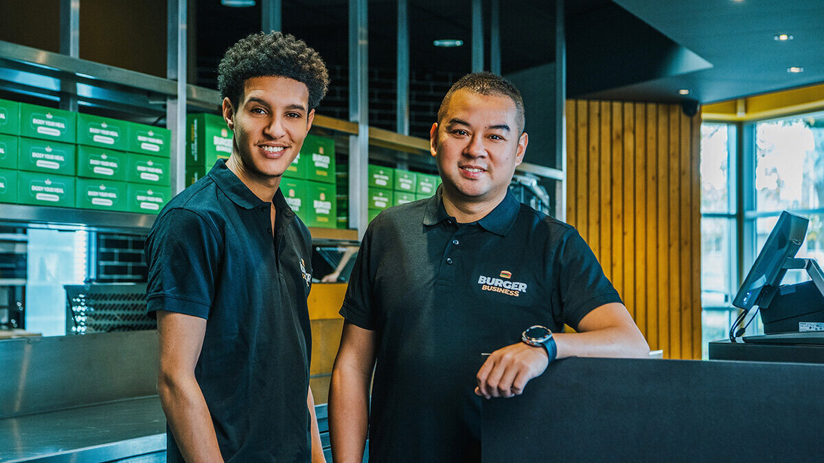 Burger-Business-Almere-Ondernemers-Anass links Homing rechts.jpg