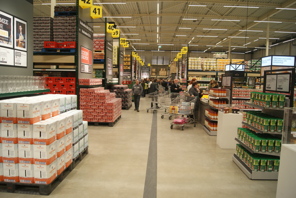 groothandel-kw-rijen-schappen-gangen-klanten.jpg