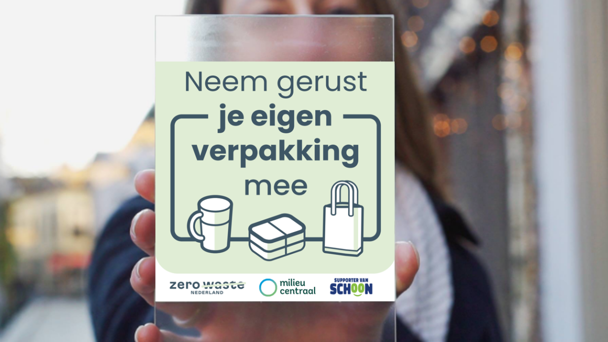 Raamsticker-vertelt-consument-waar-hij-welkom-is-met-eigen-beker-en-bakje.png