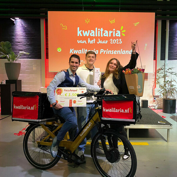 Kwalitaria van het Jaar - Gianmarco (l) met teamleden.jpg