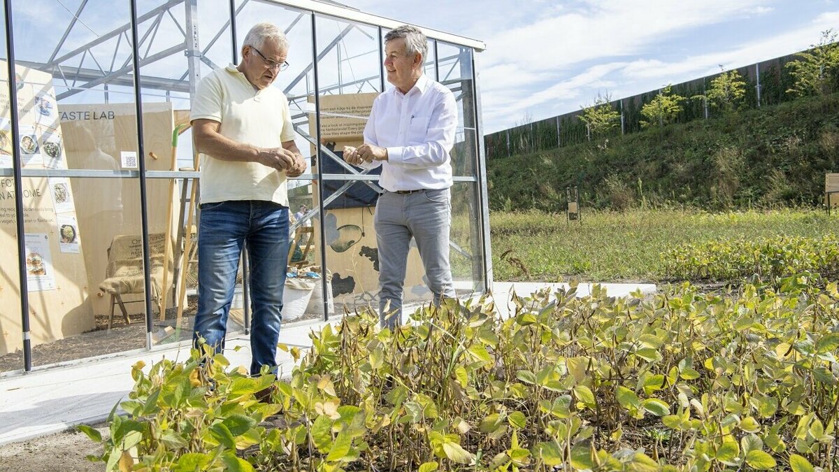 Henk Schouten in gesprek met teler.jpg