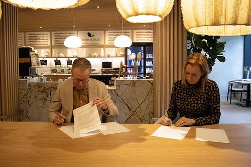 contractondertekening-door-toine-vogels-reade-en-marlies-martens-vitam.jpg
