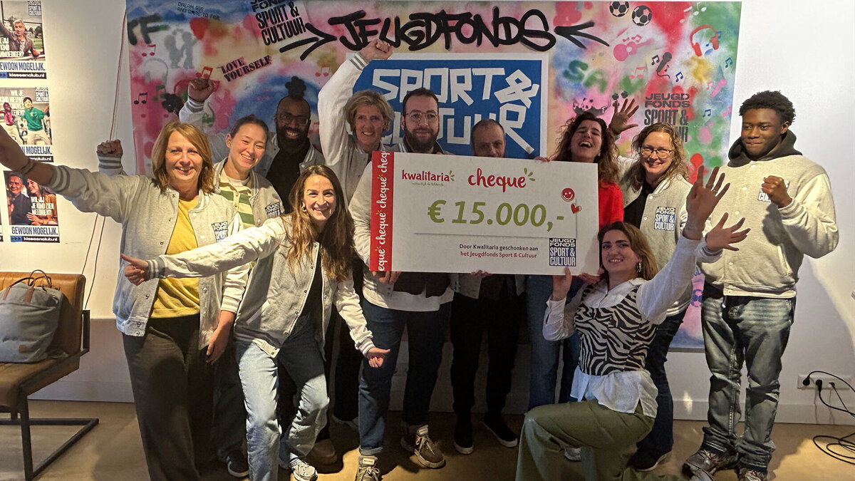 Kwalitaria reikt cheque uit aan Jeugdfonds.jpg