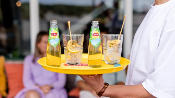 Lipton op het terras.png