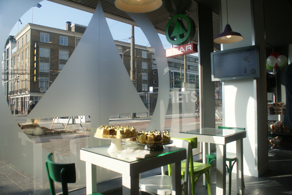 spar-city-store-arnhem-zitje-lunch-hoek-eten-tafel-stoelen.jpg