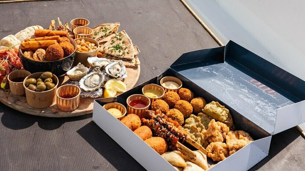 borrelplank op de boot.jpg