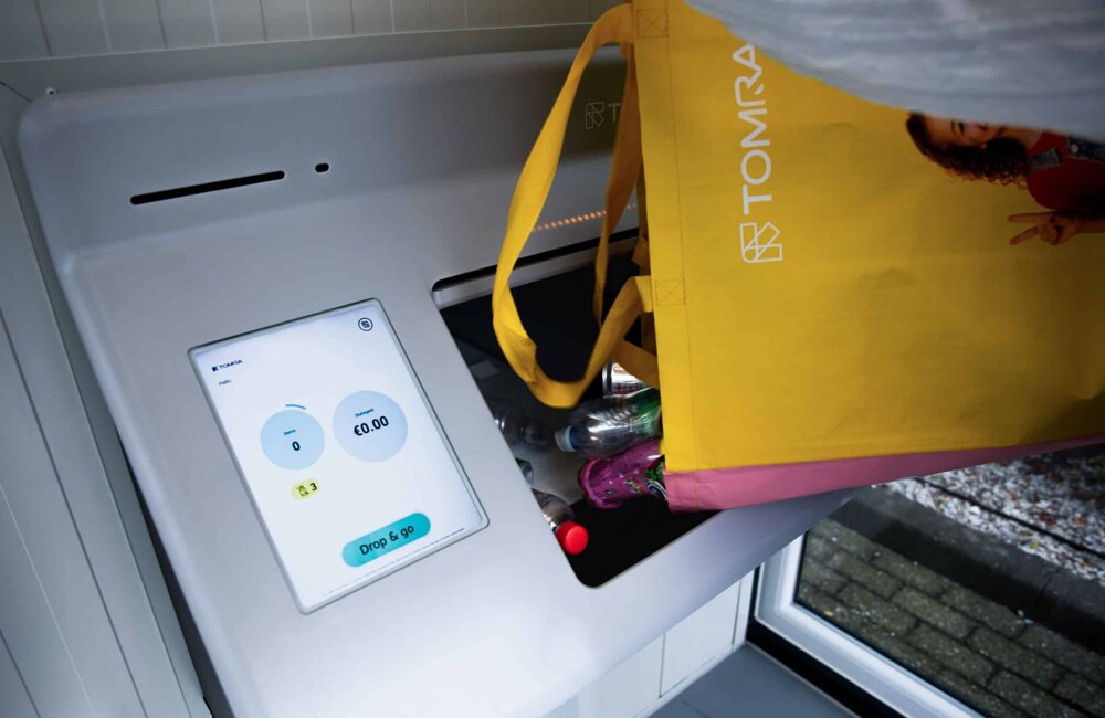 Flessen-en-blikjes-inleveren-bij-TOMRA-R2-kiosk-scaled.jpg