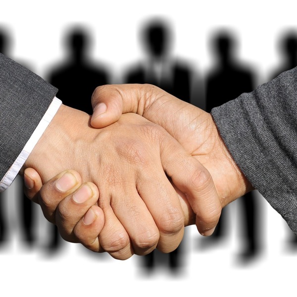 shaking-hands-3091908_1920.jpg