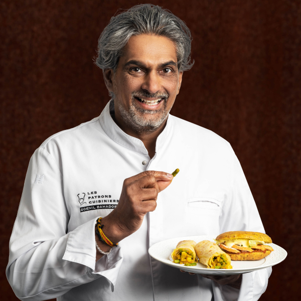 Soenil Bahadoer met bara kip en roti.jpg