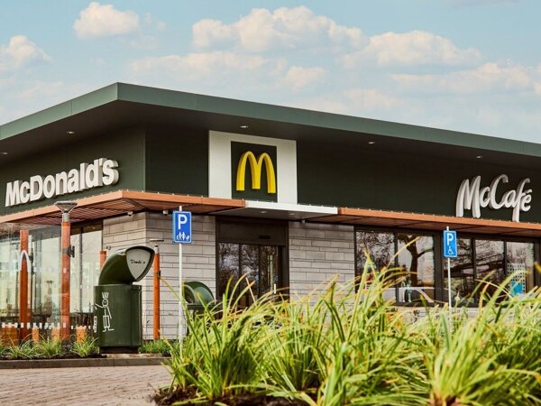 FOTO 2 - McDonald’s restaurant Dokkum verwelkomt haar eerste gasten.jpg