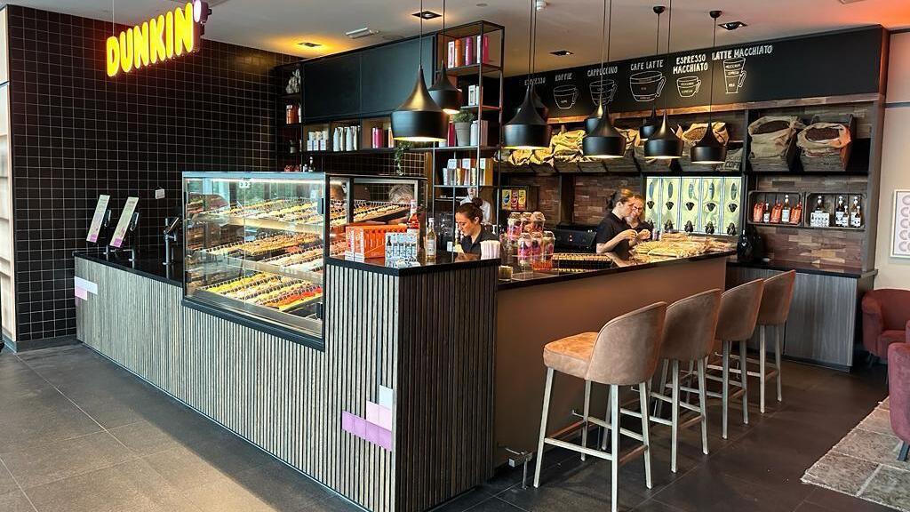 Dunkin store Van der Valk Hotel Hoorn.jpg