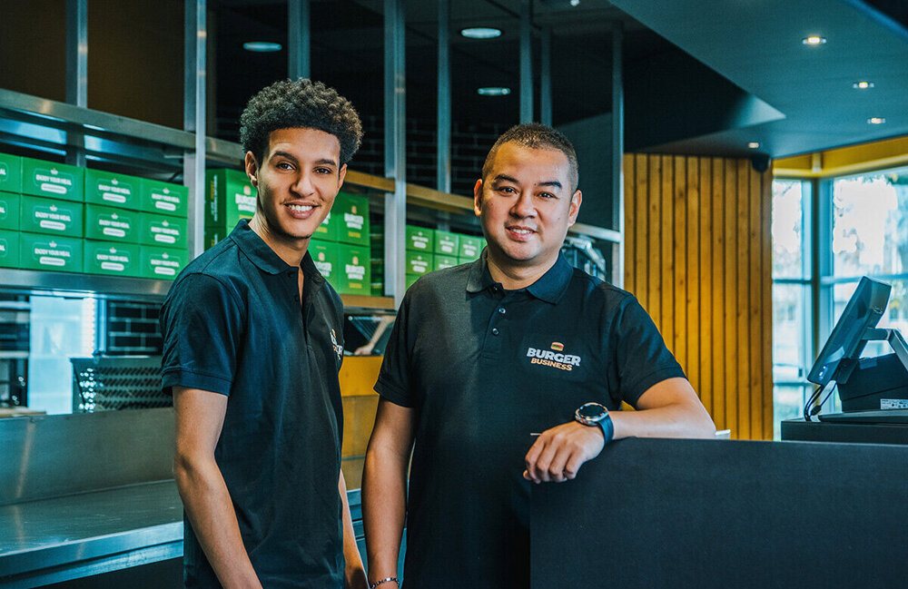 Burger-Business-Almere-Ondernemers-Anass links Homing rechts.jpg