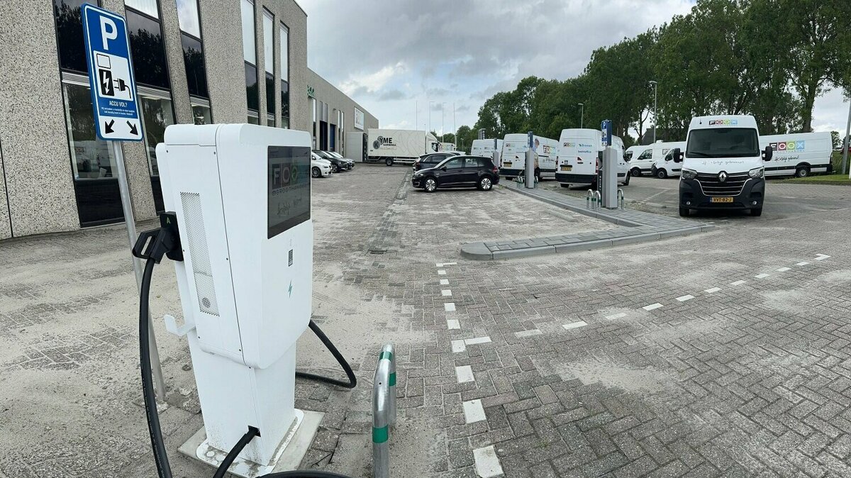 FOOX-EVISE-laadplein-snellader (1).jpg