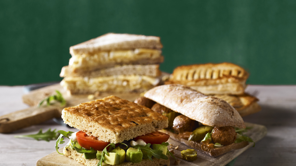 overzichts-foto-vegan-sandwich-eiersalade-focaccia-avocado-broodje-vega-bal-satebroodje-staand_01.jpg