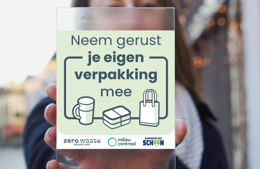 Raamsticker-vertelt-consument-waar-hij-welkom-is-met-eigen-beker-en-bakje.png