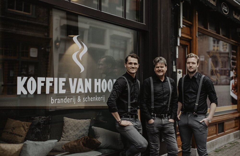 Koffie van Hoorn exterieur met eigenaren.jpg