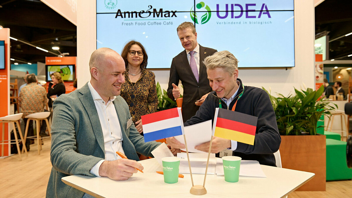 ondertekening_A&M_Udeajpg.jpg
