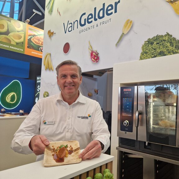 Anton van Gelder met rookworst.jpg