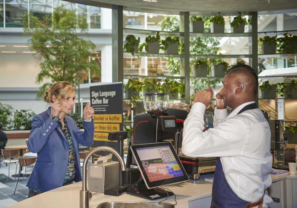 kirsten-drenth-bestelt-cappuccino-bij-gebaarista-in-edge-amsterdam-west
