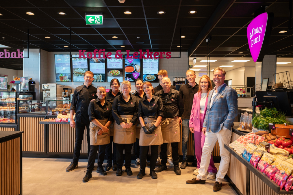 Bakker Bart met team.png