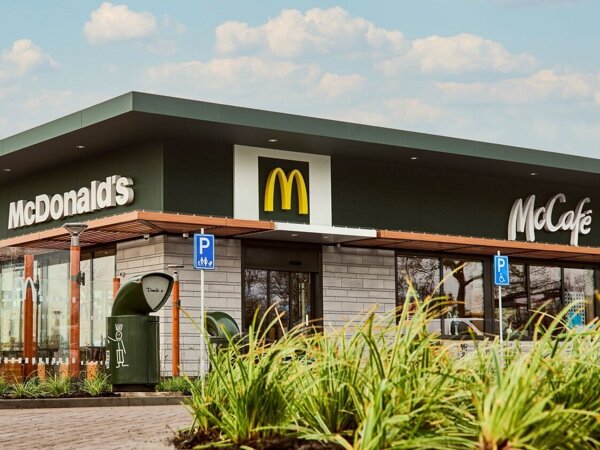 FOTO 2 - McDonald’s restaurant Dokkum verwelkomt haar eerste gasten.jpg