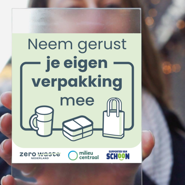Raamsticker-vertelt-consument-waar-hij-welkom-is-met-eigen-beker-en-bakje.png