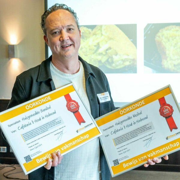 Frituurcentrum - Wilco van Seccelen met oorkondes voor gouden bami- en nasibal.jpg