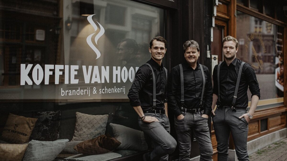 Koffie van Hoorn exterieur met eigenaren.jpg