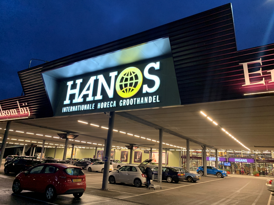 hanos-buiten-avond.jpg