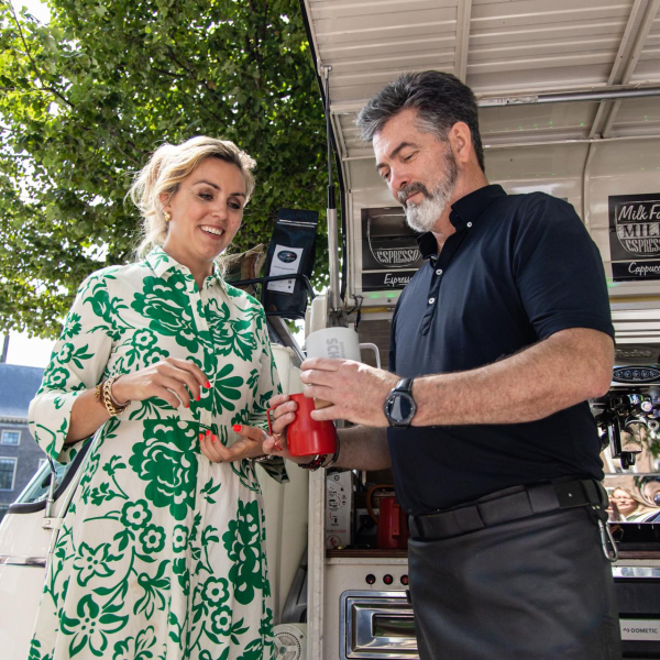 Staatssecretaris-Vivianne-Heijnen-haalt-koffie-in-herbruikbare-beker-c-Sandra-Uittenboogaart.jpg