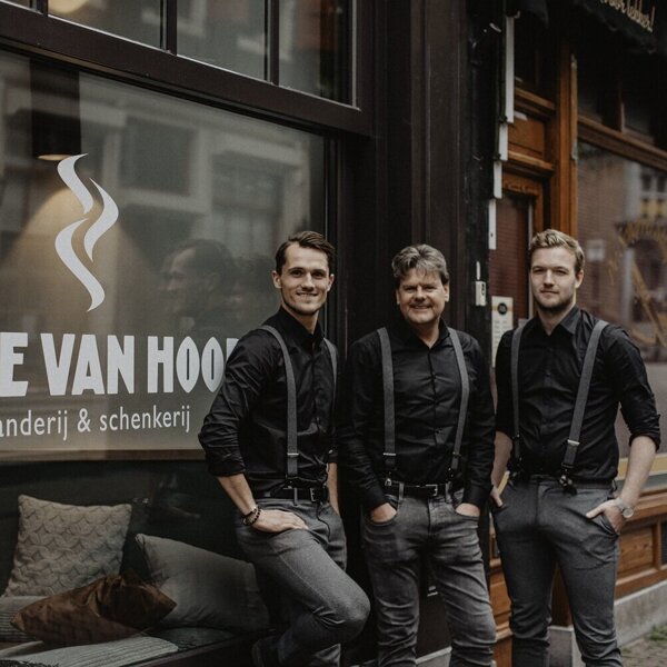 Koffie van Hoorn exterieur met eigenaren.jpg