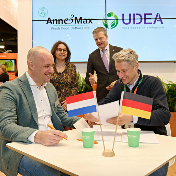 ondertekening_A&M_Udeajpg.jpg