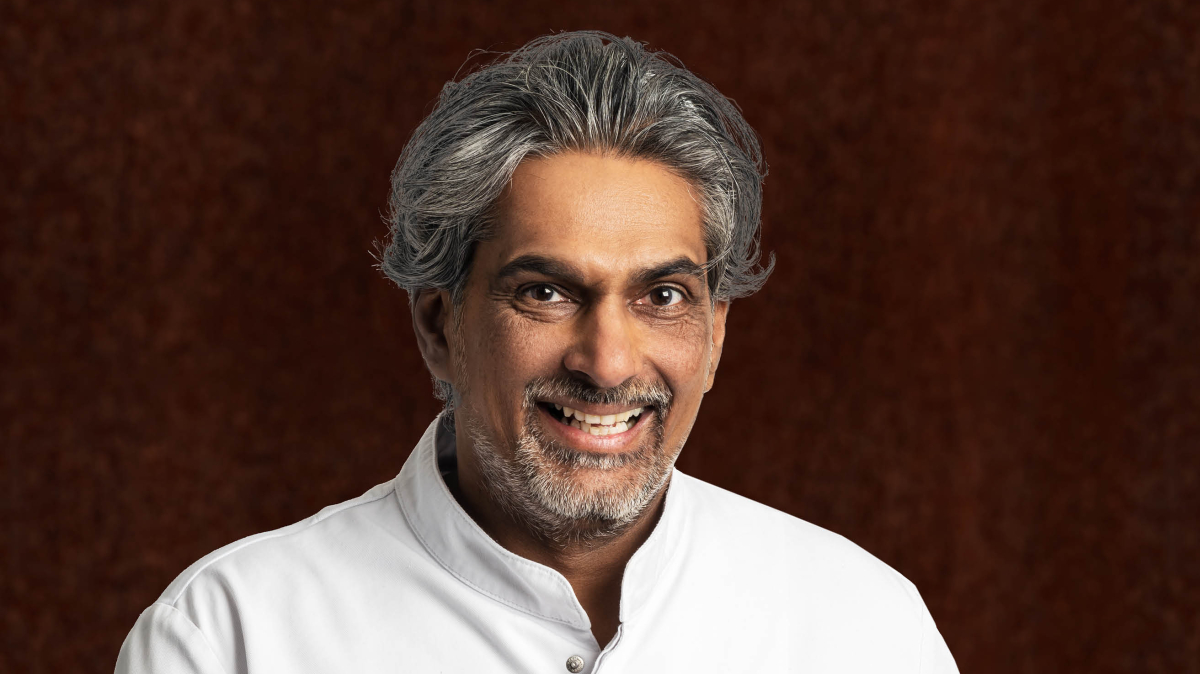 Soenil Bahadoer met bara kip en roti.jpg