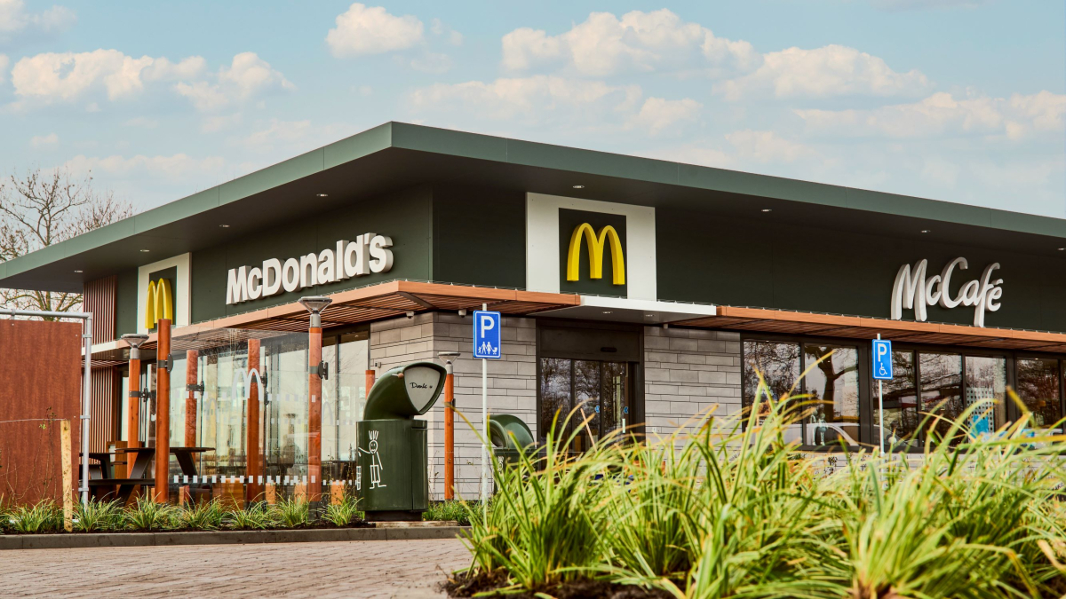 foto-2-mcdonalds-restaurant-dokkum-verwelkomt-haar-eerste-gasten.jpg