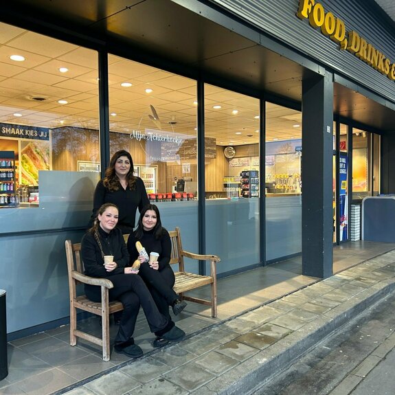 Semra met collega's.jpg