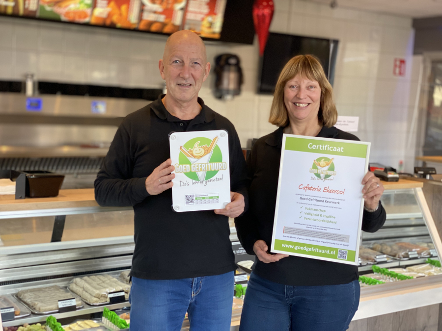 eigenaren-cafetaria-ekenrooi-ontvangen-goed-gefrituurd-keurmerk-profri