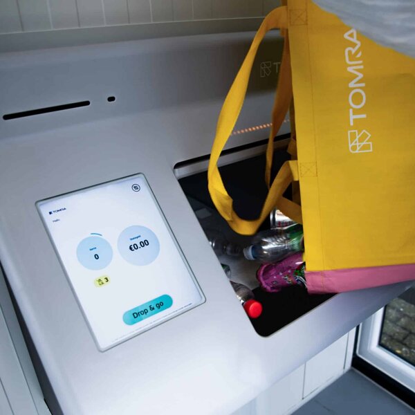 Flessen-en-blikjes-inleveren-bij-TOMRA-R2-kiosk-scaled.jpg